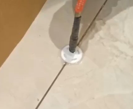 哈巴河瓷砖空鼓维修公司专业解答瓷砖在铺贴过程中，如果没有涂抹均匀到位的粘结材料（如水泥砂浆或瓷砖胶），可能会导致以下问题