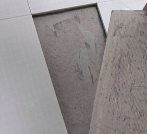 哈巴河瓷砖空鼓维修公司分享瓷砖铺贴时如果打浆（即涂抹在瓷砖背面和基层上的砂浆或瓷砖胶）过少，会带来以下问题